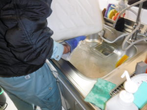 キッチン排水口から薬品清掃作業