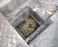 大阪市北区でのトイレつまりの原因、排水管から下水側側溝で詰まり、高圧洗浄清掃作業