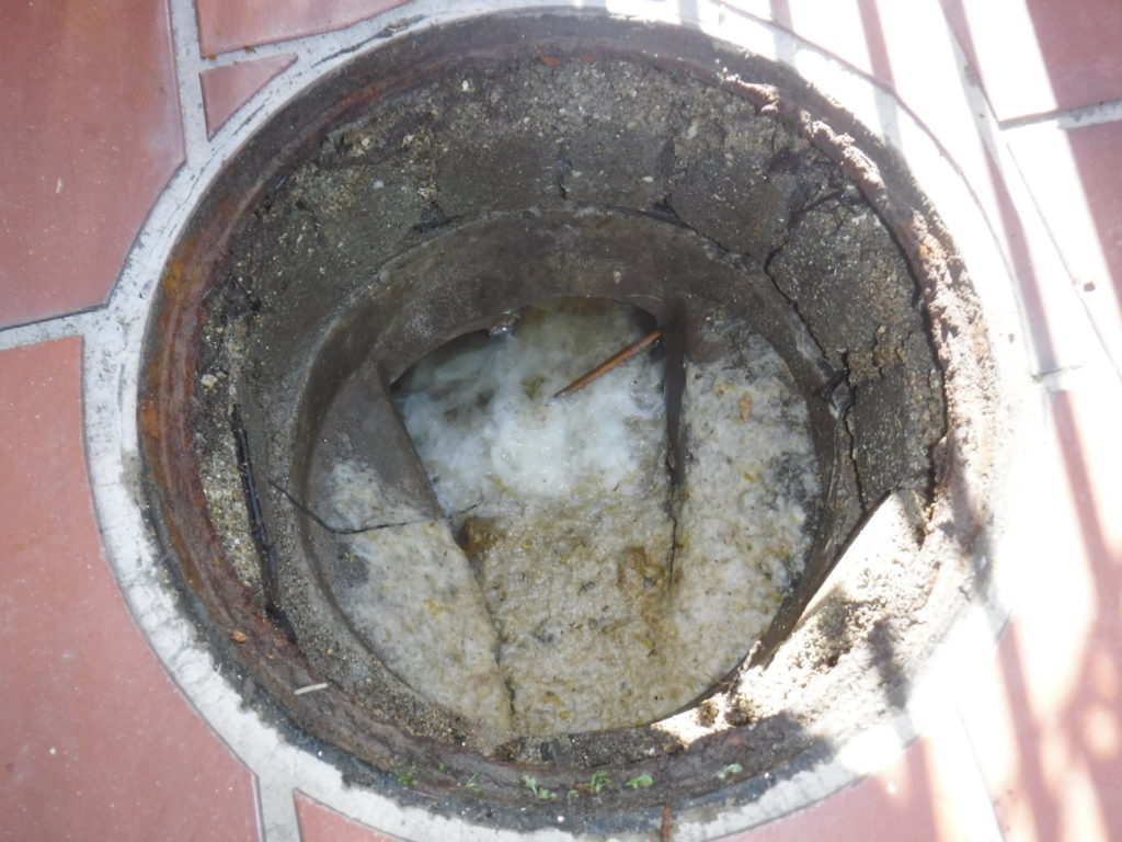 大阪府池田市での排水管詰まり高圧洗浄清掃作業前