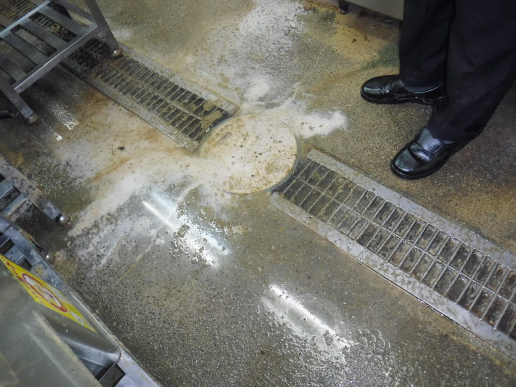 兵庫県伊丹市での排水管とグリストラップが詰まり高圧洗浄清掃前の様子
