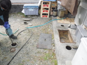 各排水管、排水マスの高圧洗浄清掃作業の様子