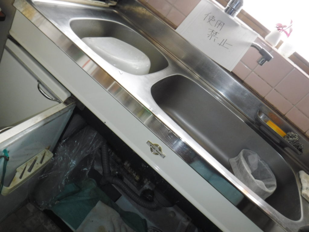 兵庫県伊丹市でのキッチン排水管詰まりのため台所使用禁止状態