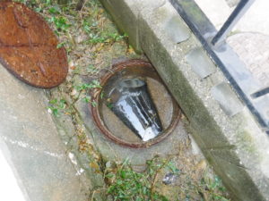 高圧洗浄で下水管のつまりが解消され、マンホールや地面の汚物処理のお掃除も完了