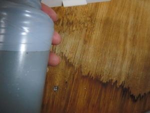 キッチン配管の水漏れ防止施工中