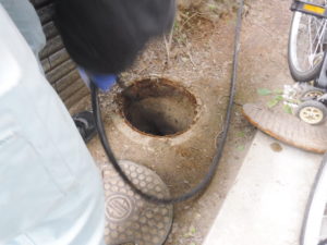 家の外下水道管の高圧洗浄清掃作業中