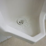 トイレつまり修理後、水が勢いよく流れていきます