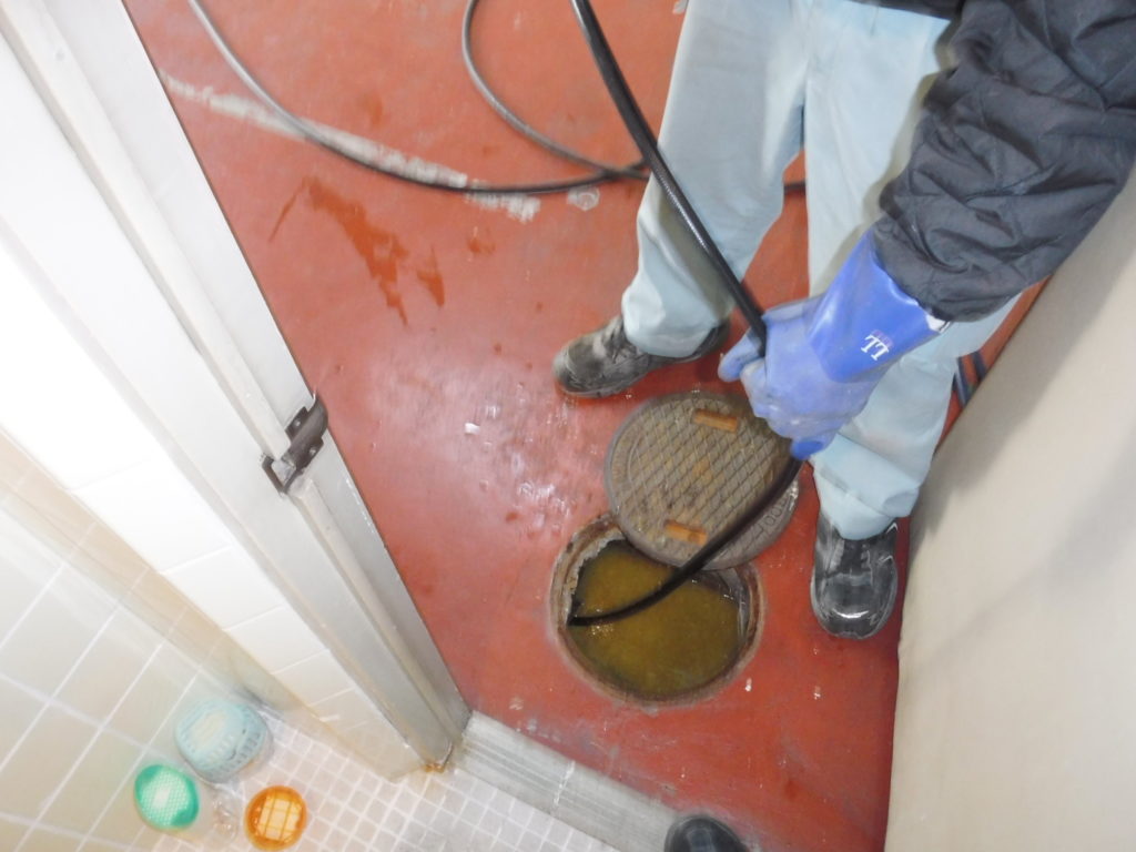 大阪市西区でトイレ詰まり修理のために高圧洗浄で排水、下水配管清掃おまかせください