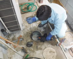 大阪の焼き鳥飲食店での排水管高圧洗浄清掃作業