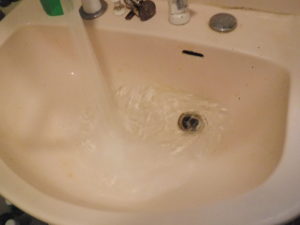 洗面台の排水口が詰まりじわじわ水が溢れた逆流してきます