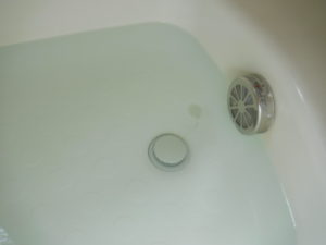 ユニットバスの浴槽の排水口の形状がボタン式