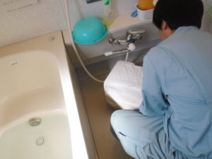 お風呂の排水溝薬品清掃作業中