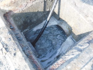 排水管とマスの詰まり解消のため高圧洗浄作業