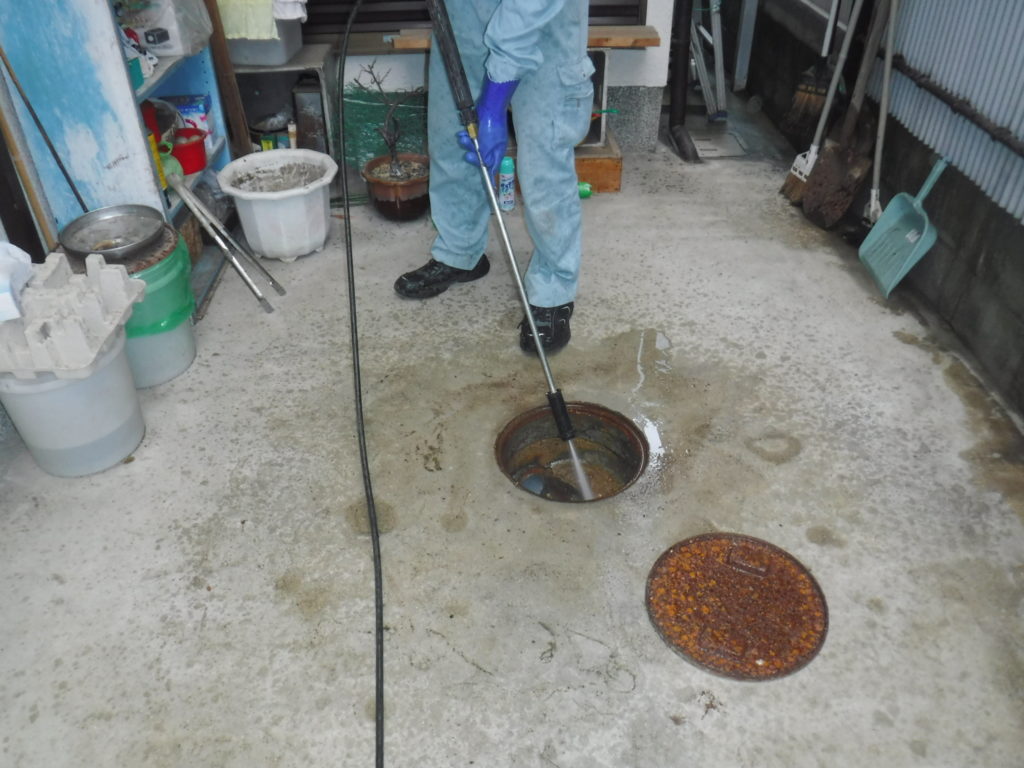兵庫県尼崎市排水管点検と汚水マスの掃除
