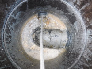 排水管の高圧洗浄清掃作業の様子