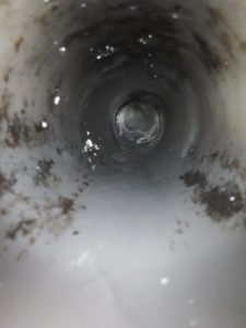 配管管内清掃後の様子、へばりついた汚れもとれてスッキリしました