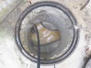 排水管の高圧洗浄作業中