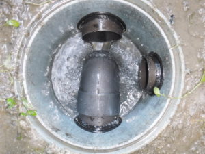 家の外で汚水が溢れる、排水管詰まり油の塊除去作業後