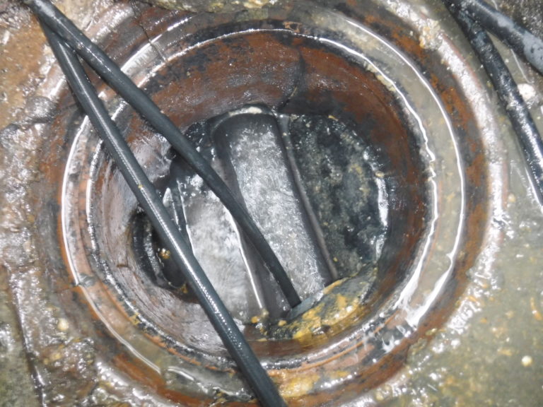 高圧洗浄で排水管の詰まり解消中