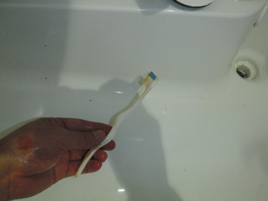 洗面台に歯ブラシを落としてしまいましたが無事に歯ブラシ取り出せました!