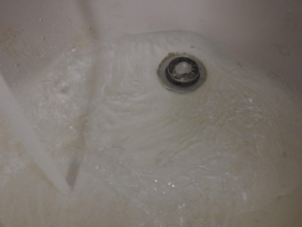 洗面台が詰まり水がほとんど流れない状態