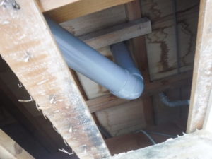 天井を開口するとトラブルが起きている配管が見えました