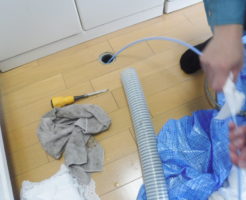 大阪での排水管詰まり解消のため、バキューム吸引車、高圧洗浄機、カメラ調査による清掃作業