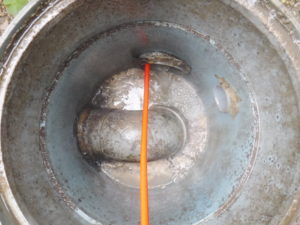 排水管を高圧洗浄機で洗浄中