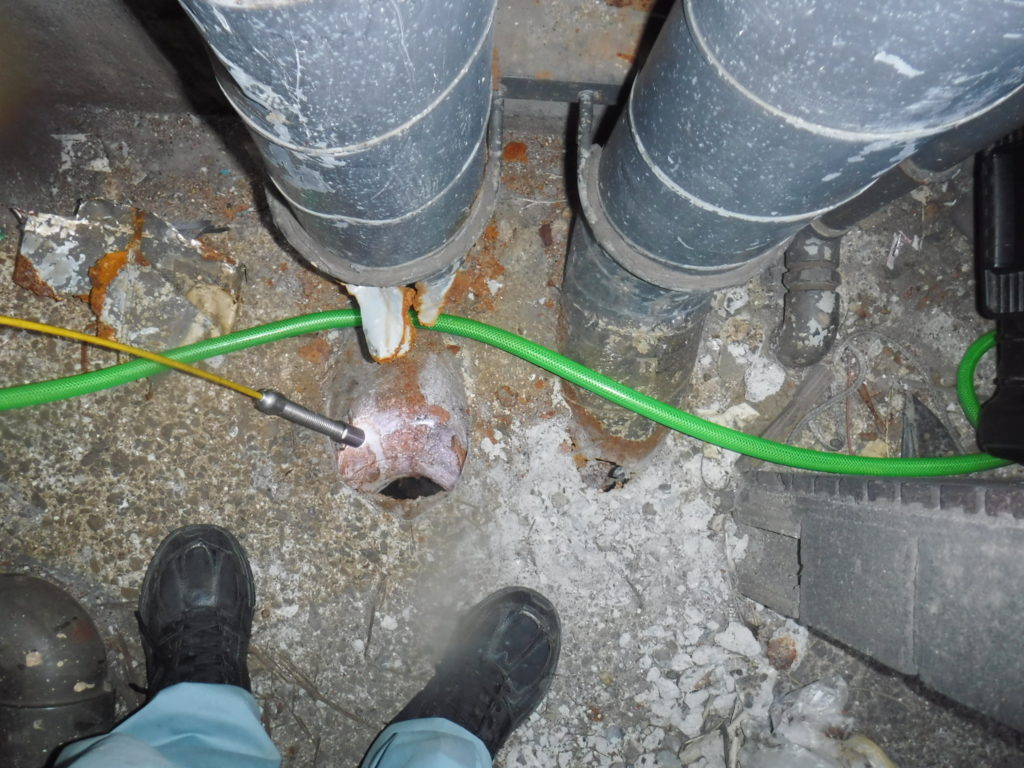 大阪市中央区での地下天井への排水水漏れ原因管内カメラで調査しました！
