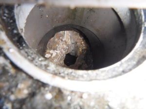電気温水器下の汚水マスから雑排水管が詰まりきっているようです
