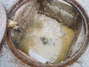 豊中市でのトイレ汚水が大きなマンホール内で詰まり汚物が固形化している状態