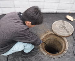 池田市での排水本管が詰まり数世帯にトラブルが発生した詰まりの解消作業中