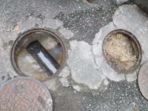 汚物で詰まった排水本管とマスの汚物溜まり