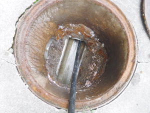 排水管の詰まり解消作業中