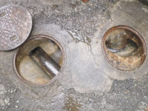 汚物で詰まった排水本管とマスの汚物溜まり解消後