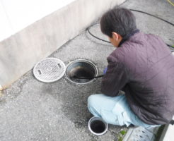 伊丹市クリニックでの排水管洗浄作業の様子