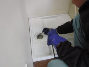 洗濯機を除けて排水の高圧洗浄作業