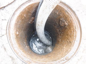 高圧洗浄で管内の汚泥を掻き出して汚泥吸引中