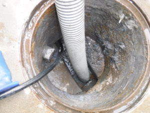 排水管の高圧洗浄作業中