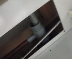 キッチン収納裏の配管スペースの配管から水漏れする状態