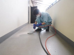 屋外排水管の高圧洗浄清掃作業の様子