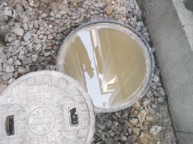 豊中市にて排水がつまり屋外排水設備、パイプ、マスの詰まり修理前