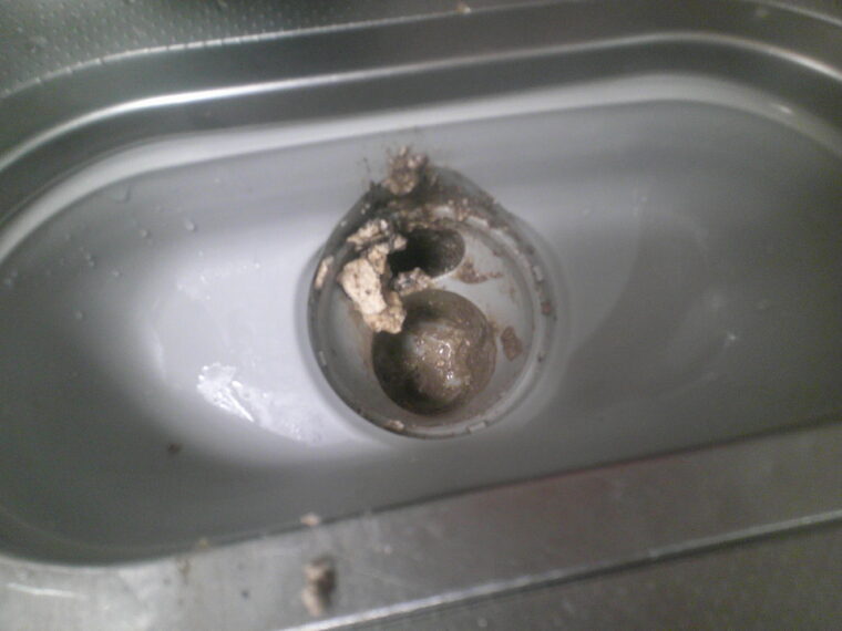 キッチン詰まり解消作業の状態