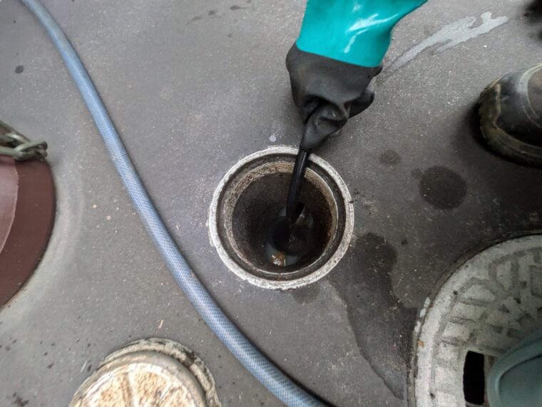 西宮市での屋外排水管高圧洗浄作業の様子