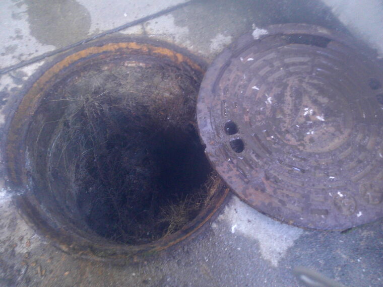 マンホールの中を掃除したけど蓋が開かないトラブル例・蓋開口後