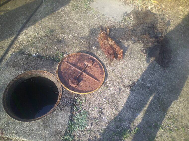 【西宮市】トイレの水が流れずに屋外で汚水が溢れるトラブルの原因解消！